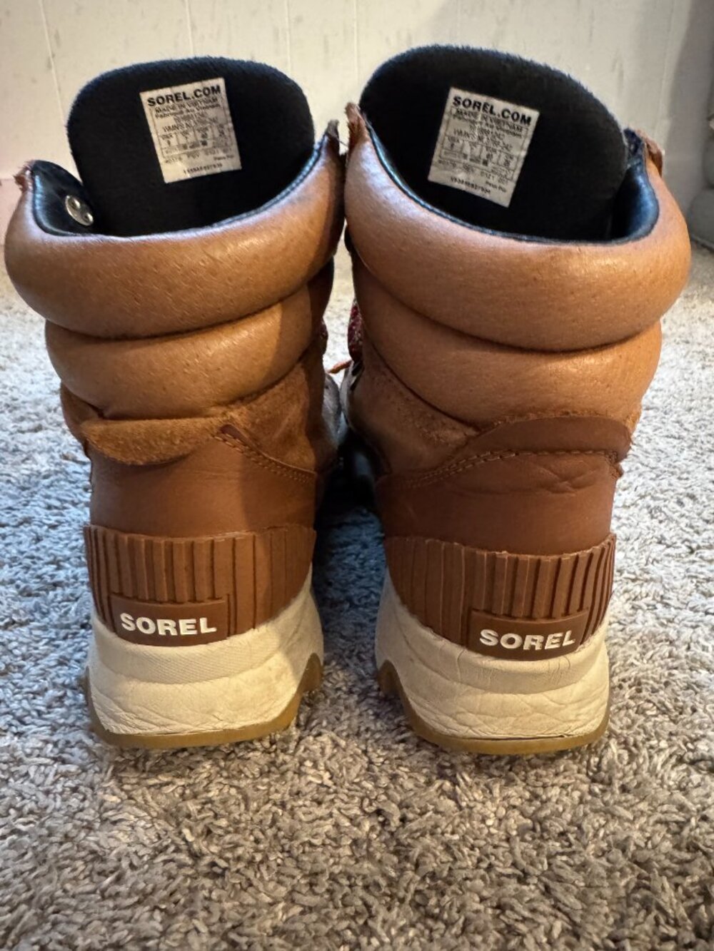 SOREL winter hiking boots w/ red laces - Picture 2 of 4